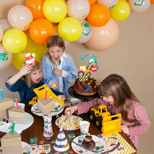 Idee decoration de table anniversaire garcon : assiettes chantier