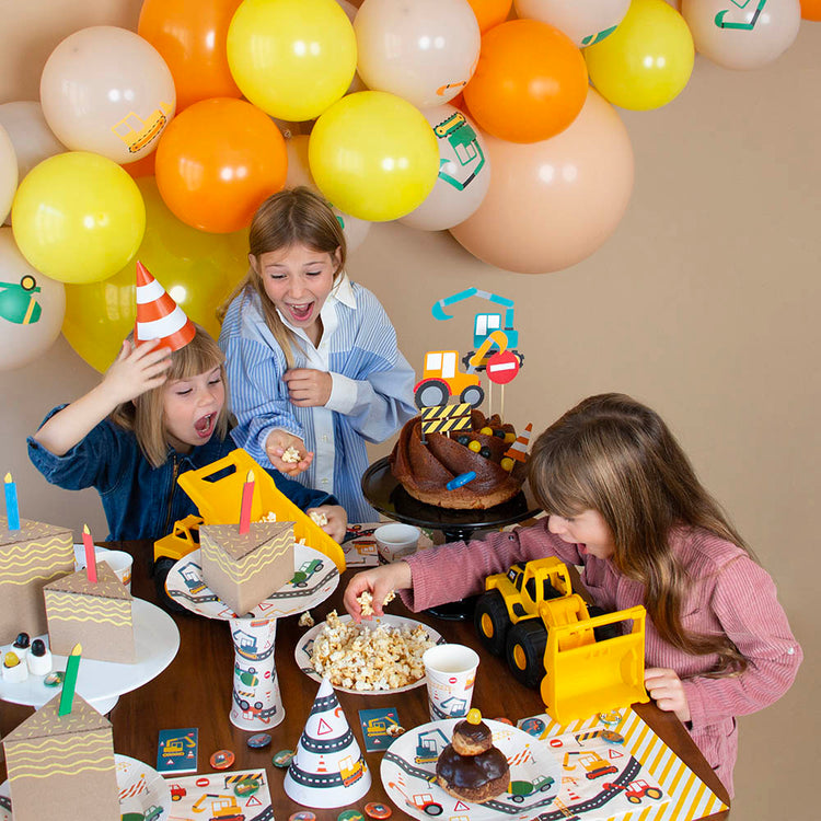 Idee decoration de table anniversaire garcon : assiettes chantier