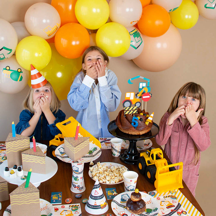 Idee decoration de table anniversaire garcon : gobelets chantier