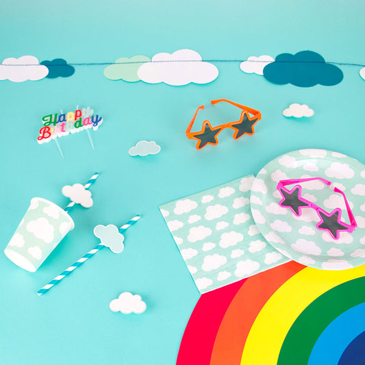 Decoration table anniversaire enfant thème arc-en-ciel multicolore.