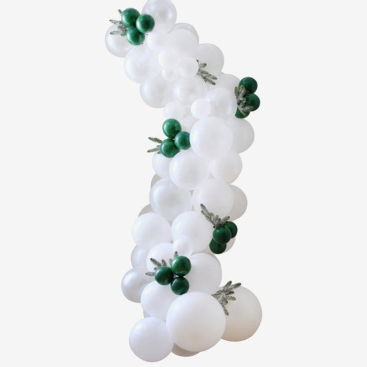 Idee decoration de noel originale : arche de ballons branches de sapin