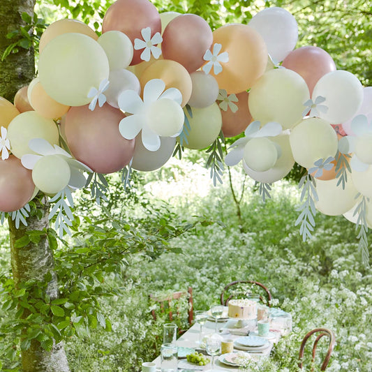 Idee decoration baby shower fille : arche de ballons fleurs pastel