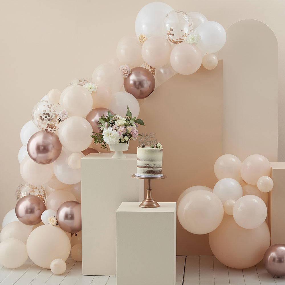 Ballon arche 20 ans Gold Deco 🌸 (@delphine_decor) sur Instagram :  Deuxième anniversaires du mois! Thème : Rose et Blanc Avec des détails de  fleuris dans les …