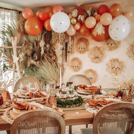 Décoration anniversaire animaux des bois : arche de ballon et table terracotta