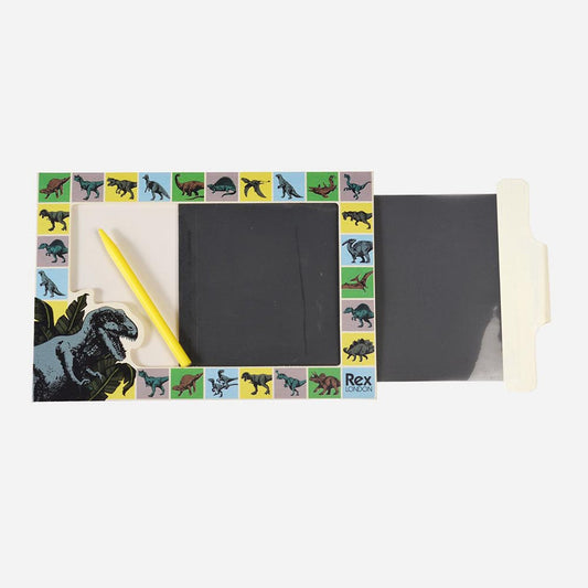 Idee de loisirs creatifs ludique : ardoise magique garcon theme dino