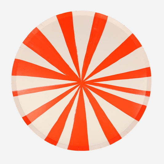 Assiettes rayures rouges idéales pour une table d'anniversaire cirque