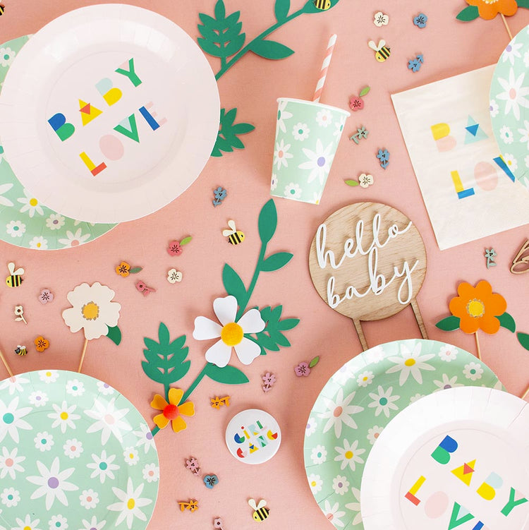 Décoration table baby shower : vaiselle recyclable et confettis fleurs