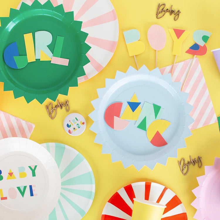 Baby shower : assiettes multicolores pour baby shower et gender reveal