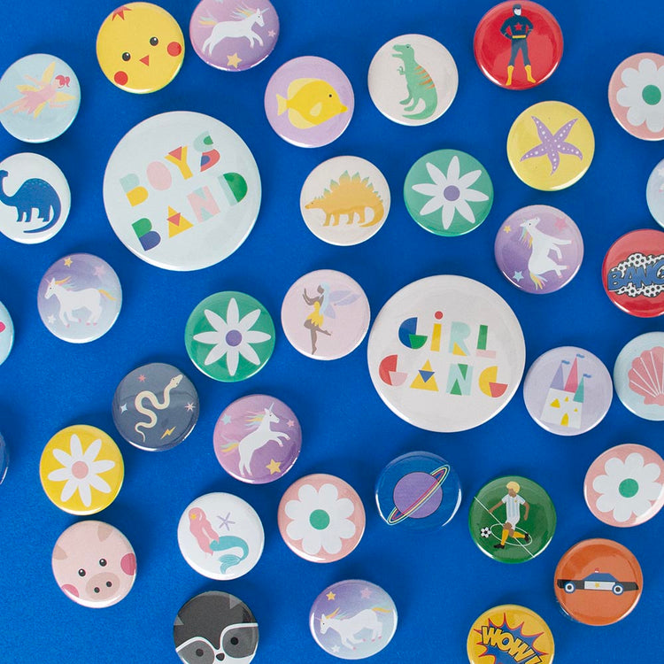 Badge marguerite à glisser dans pochette surprise invité anniversaire