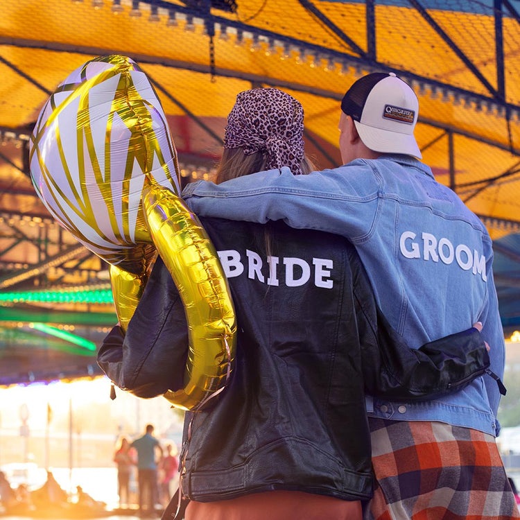 Photos d'engagement mariage avec ballon bague de fiançailles