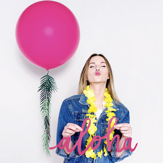 decoration de fete tropicale avec ballon rode et guirlande feuilles tropicales