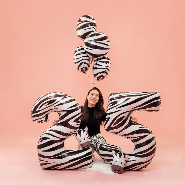 Decoration anniversaire : des ballons zèbre pour une deco safari