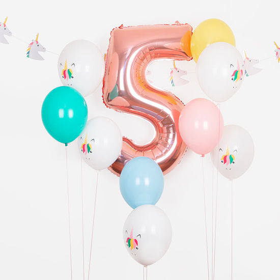 Anniversaire 5 ans fille : grappe de ballons licorne et ballon chiffre 5