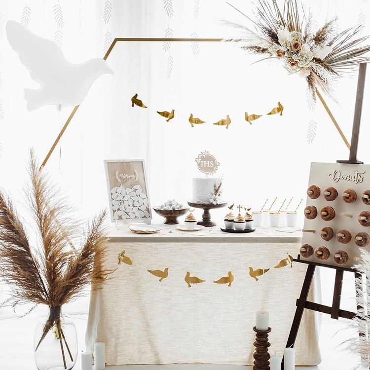 Décoration de bapteme blanche avec ballon forme colombe