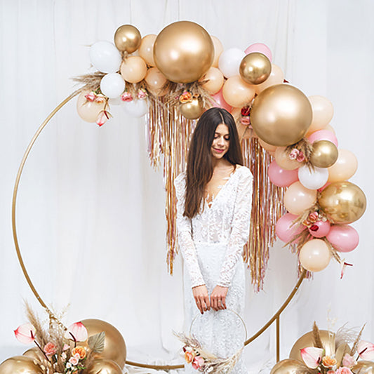 Decoration de mariage avec cerceau arche de ballons doré