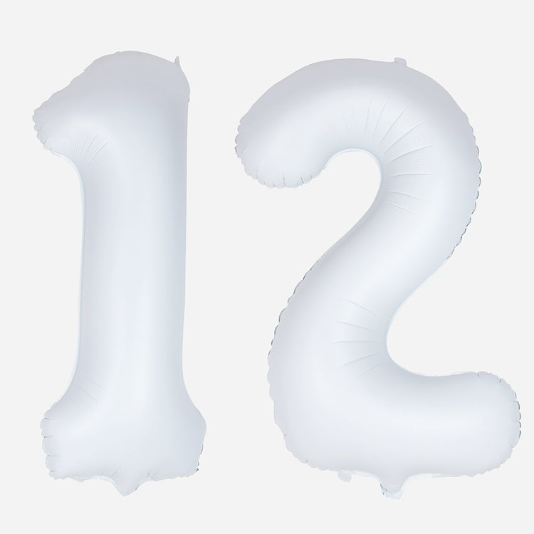 Ballons à helium blancs avec chiffres pour fête d'anniversaire