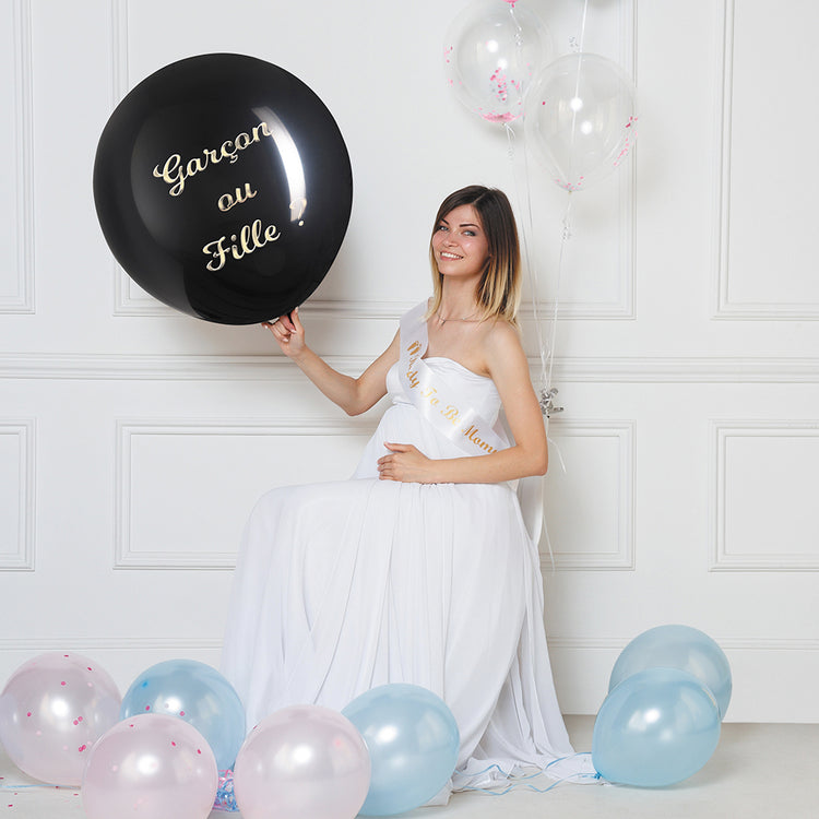 Idée déco pour gender reveal : ballon noir avec confettis roses ou bleus
