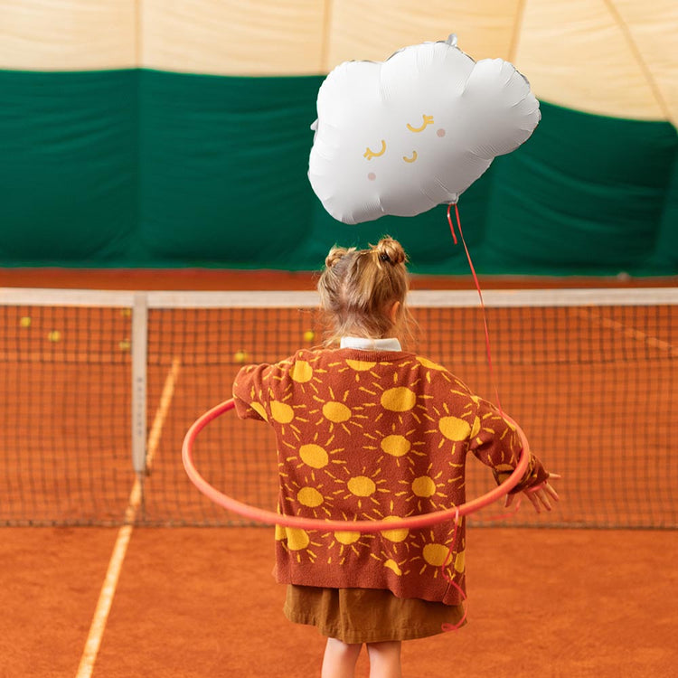 Petite fille hulla houp et ballon nuage blanc