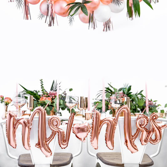 idée décoration chaises de mariés : ballon Mr ad Mrs rose gold