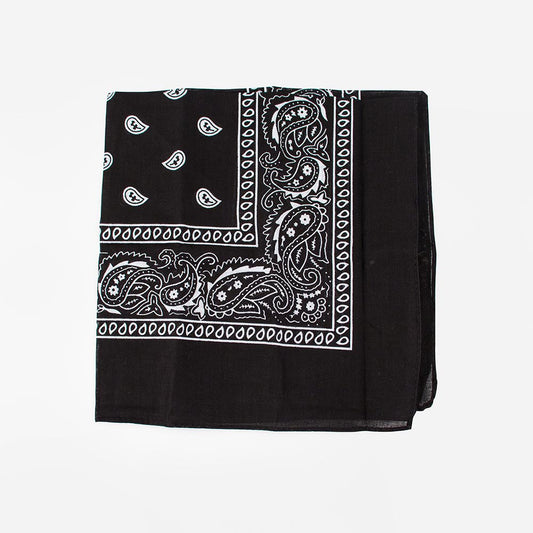 Un bandana noir pour se transformer en parfait petit cow-boy.