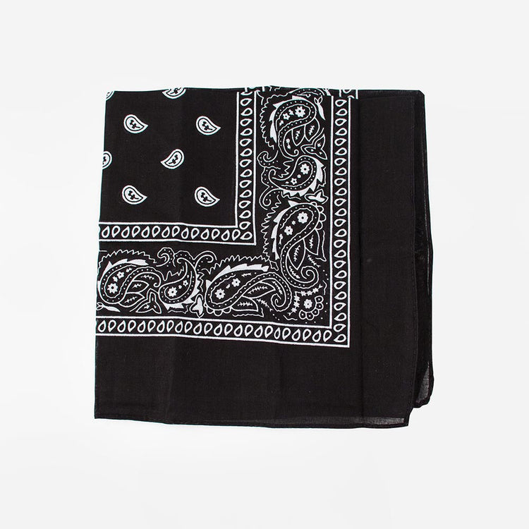 Un bandana noir pour se transformer en parfait petit cow-boy.