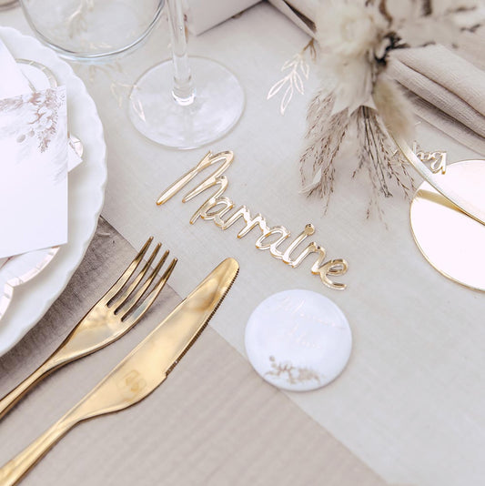 Idee decoration de table bapteme : confettis parrain et marraine