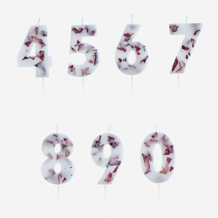 Bougies chiffres cire blanche et pétales de fleurs roses