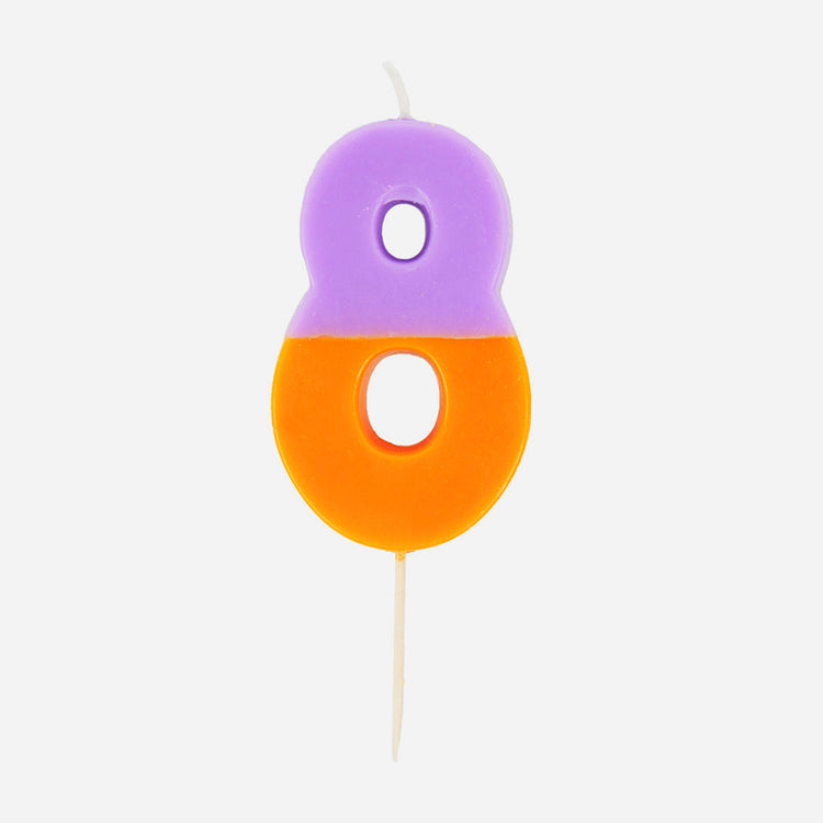 Bougie chiffre 8 bicolore pour décorer un gateau d'anniversaire
