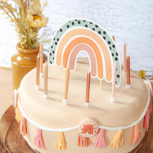 Gateau anniversaire arc en ciel pastel avec bougies dégradé de rose