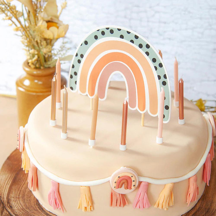 Gateau anniversaire arc en ciel pastel avec bougies dégradé de rose