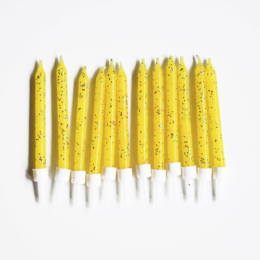 Bougies anniversaire jaunes à paillettes pour deco de gateau d'anniversaire.