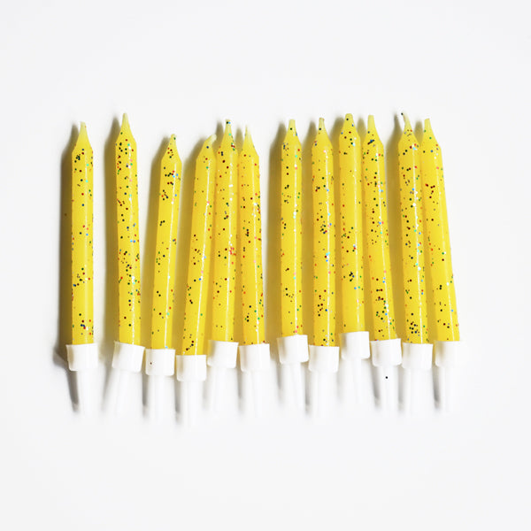 Bougies anniversaire jaunes à paillettes pour deco de gateau d'anniversaire.
