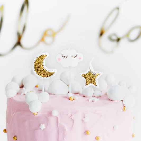 des bougies lunes étoiles dorées pour un gateau d'anniversaire de princesse
