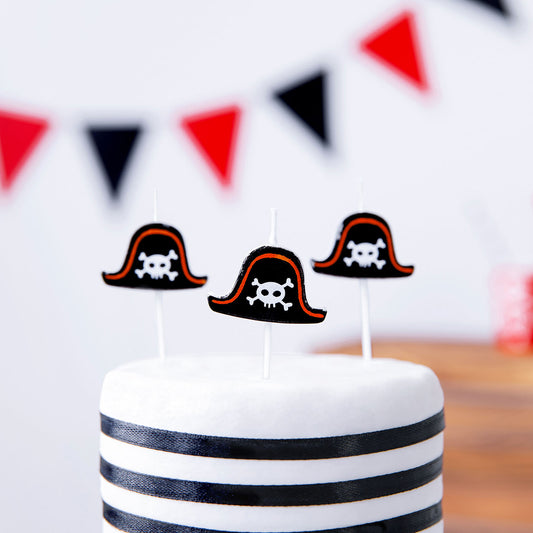 décorer un gâteau d'anniversaire thème pirate avec des bougies chapeaux