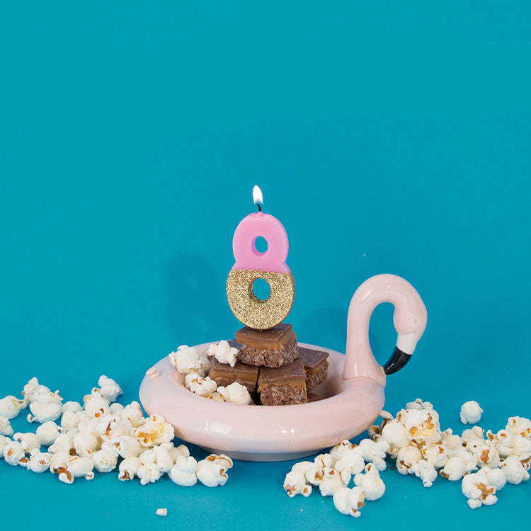 Gateau flamant rose avec bougie pailletée pour anniversaire fille 8 ans.