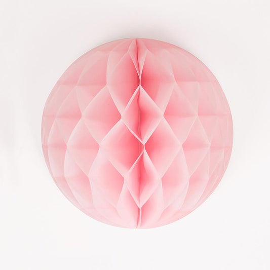 Une boule alvéolée rose à suspendre pour décoration de baby shower fille