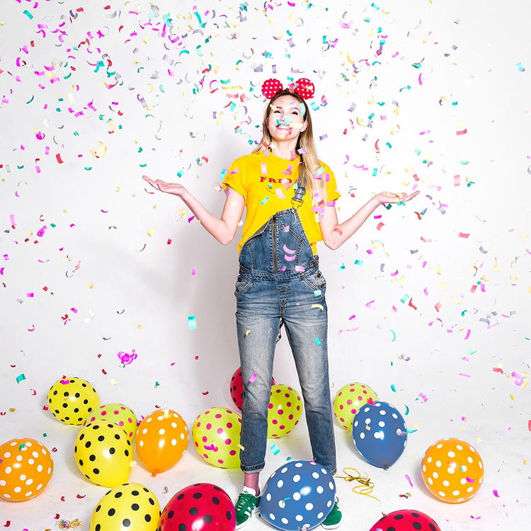Decoration de fete avec ballons multicolores et confettis rectangles multicolores