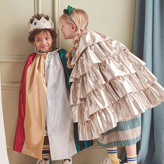 Idée deguisement enfant Carnaval : cape à volants dorés pour enfant