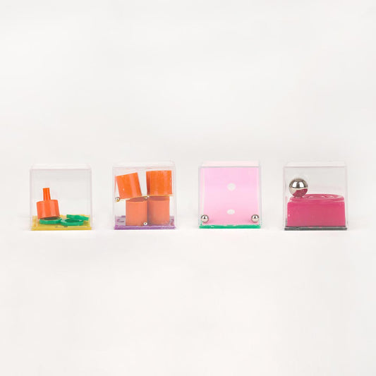 Un casse-tête coloré dans un cube en plexiglas, parmi 24 modèles