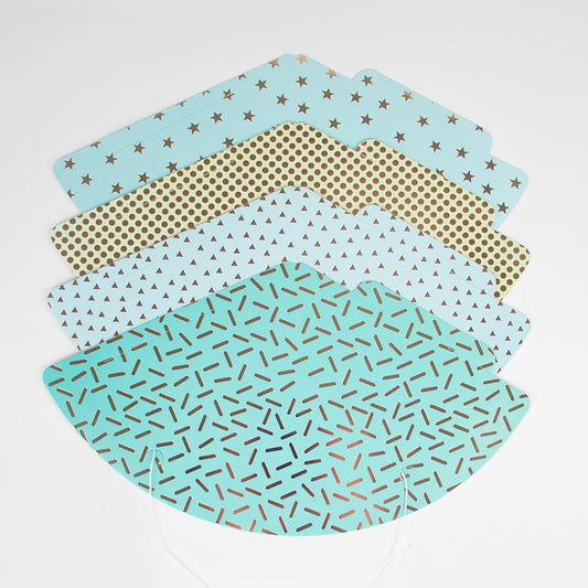 De jolis chapeaux pointus bleus et métallisés pour votre anniversaire !