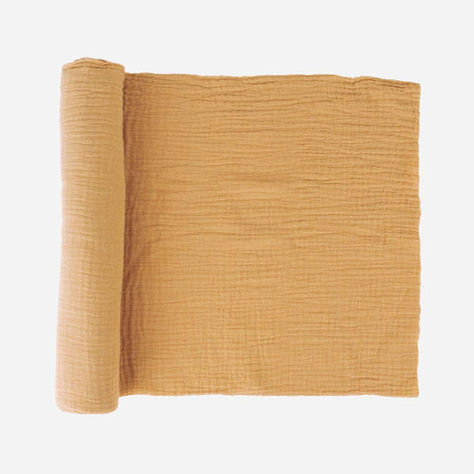 Chemin de table couleur moutarde matière naturelle pour deco de table
