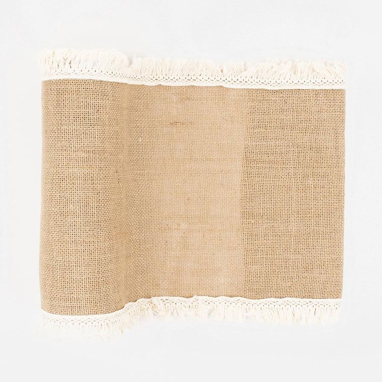 1 chemin de table jute et franges parfait pour une décoration de table