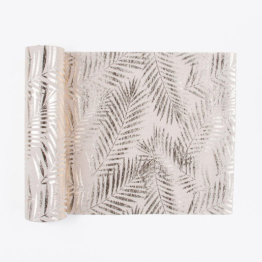 Chemin de table feuilles tropicales dorées pour une table de mariage exotique