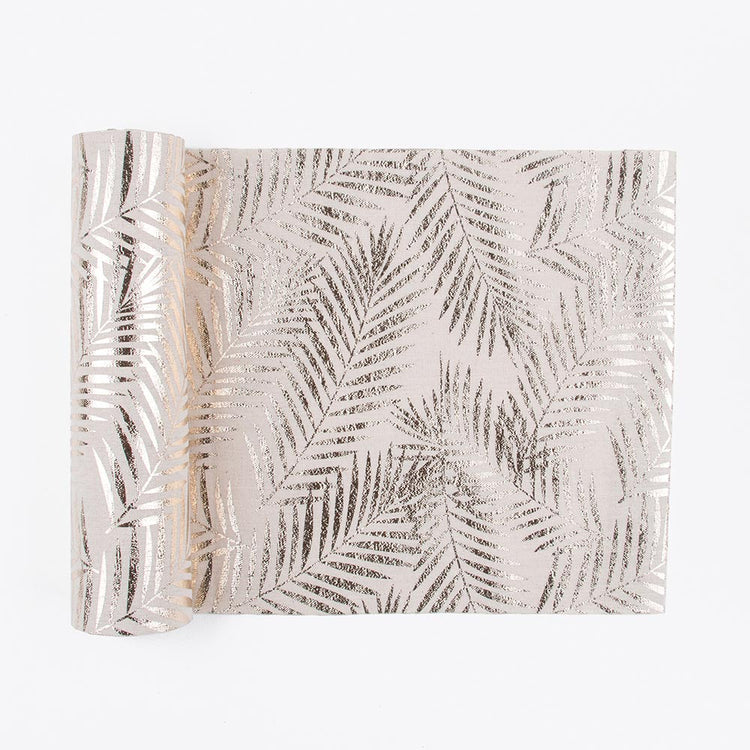 Chemin de table feuilles tropicales dorées pour une table de mariage exotique