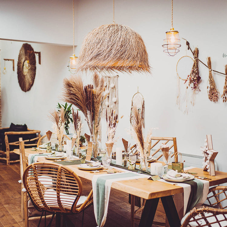 Evènement ambiance bohème chic chemin de table en mousseline vert de gris