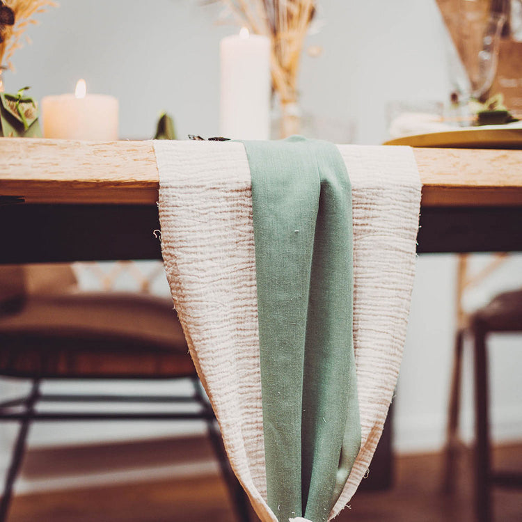 Chemin de table en mousseline vert de gris