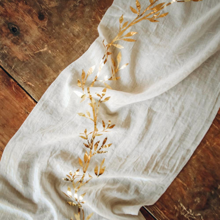 Chemin de table crème motif feuillage doré : deco mariage botanique