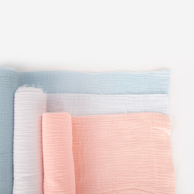 Décoration tbale anniversaire ou baby shower chemin de table en gaze