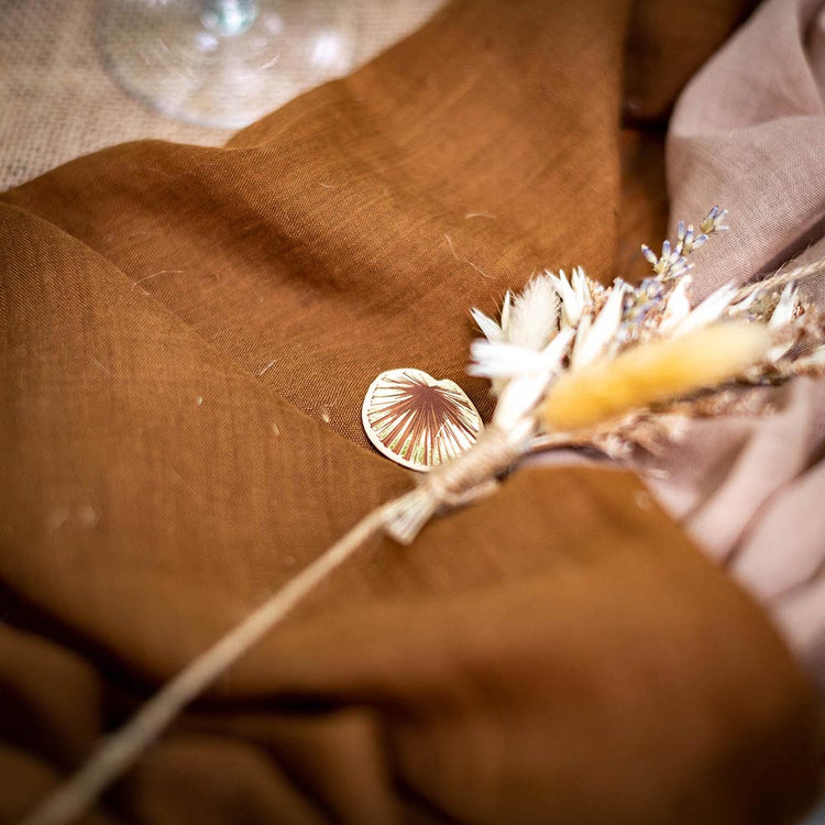 Détail chemin de table mariage marron et fleurs séchées