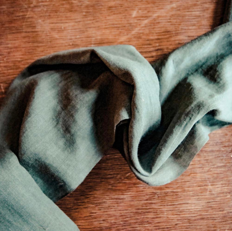 Idée déco table de Noel : chemin de table vert sapin en mousseline